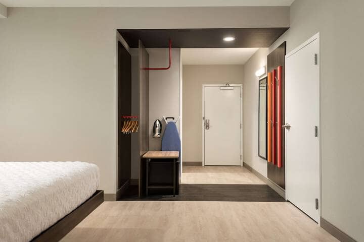 Room 13 of 34