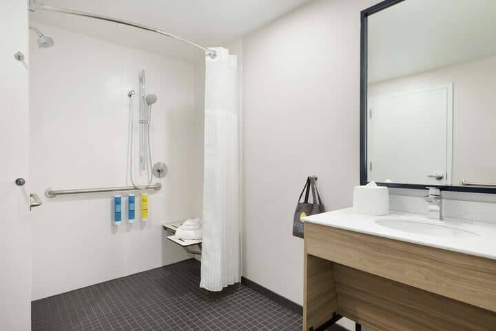 Room 17 of 38